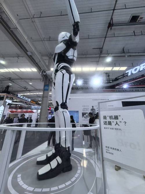 "人形机器人正从'舞台上动起来''赛场上跑起来'向'家庭里用起来''工厂